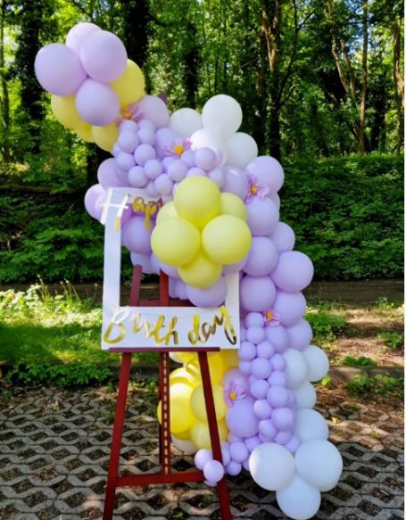 Happy Birthday Staffelei mit XL-Polaroid Rahmen zum Herausnehmen mit fliederfarbenen und gelben Latexballons