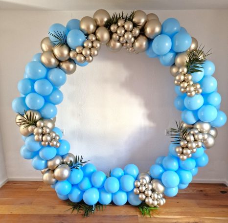 Babyparty Rundbogen mit hellblauen und goldenen Latexballons