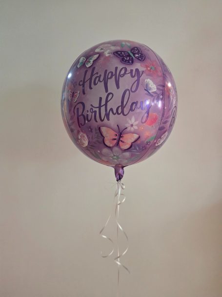 "Happy Birthday" mit Schmetterlingen Lila Geburtstagsballon mit Schmetterlingen und „Happy Birthday“-Aufschrift.