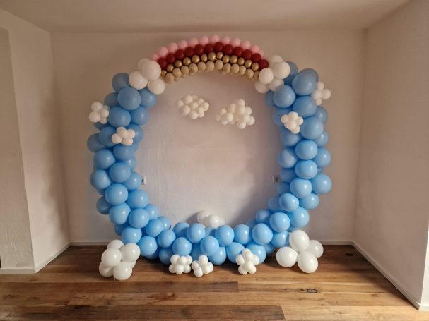 Kindergeburtstag 1.80m großer Rundbogen mit Regenbogen aus Luftballons und kleinen Luftballon-Wolken.