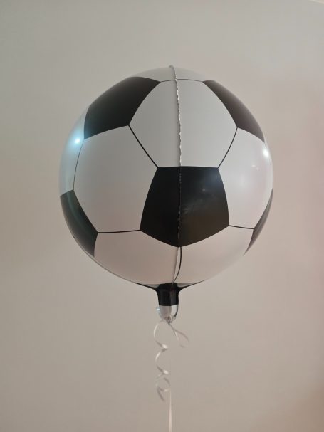 Fußball Folienballon, ca. 35cm Luftballon in Form eines Fußballs mit schwarz-weißen Panels.