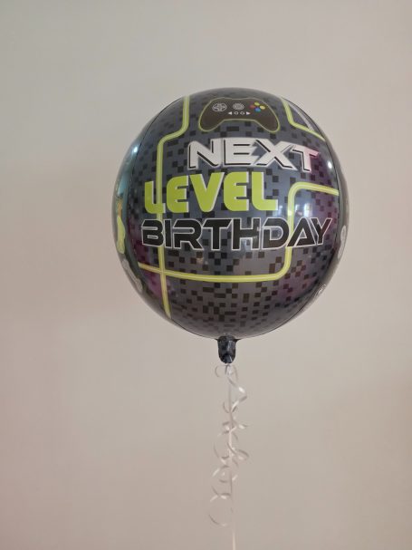 Gaming Folienballon, "Next Level Birthday" Schwarzer Ballon mit dem Aufdruck „NEXT LEVEL BIRTHDAY“ in leuchtenden Farben.