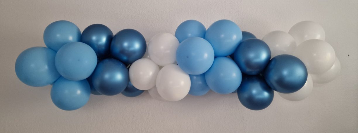 Luftballon-Girlande Girlande aus Latex-Luftballons in hellblau, metallic blau und weiß.