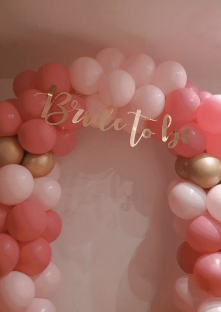 Bride-to-be Schmaler Rundbogen, 1.80m hoch, mit rosa, pinken und goldenen Latex-Luftballons, 199€